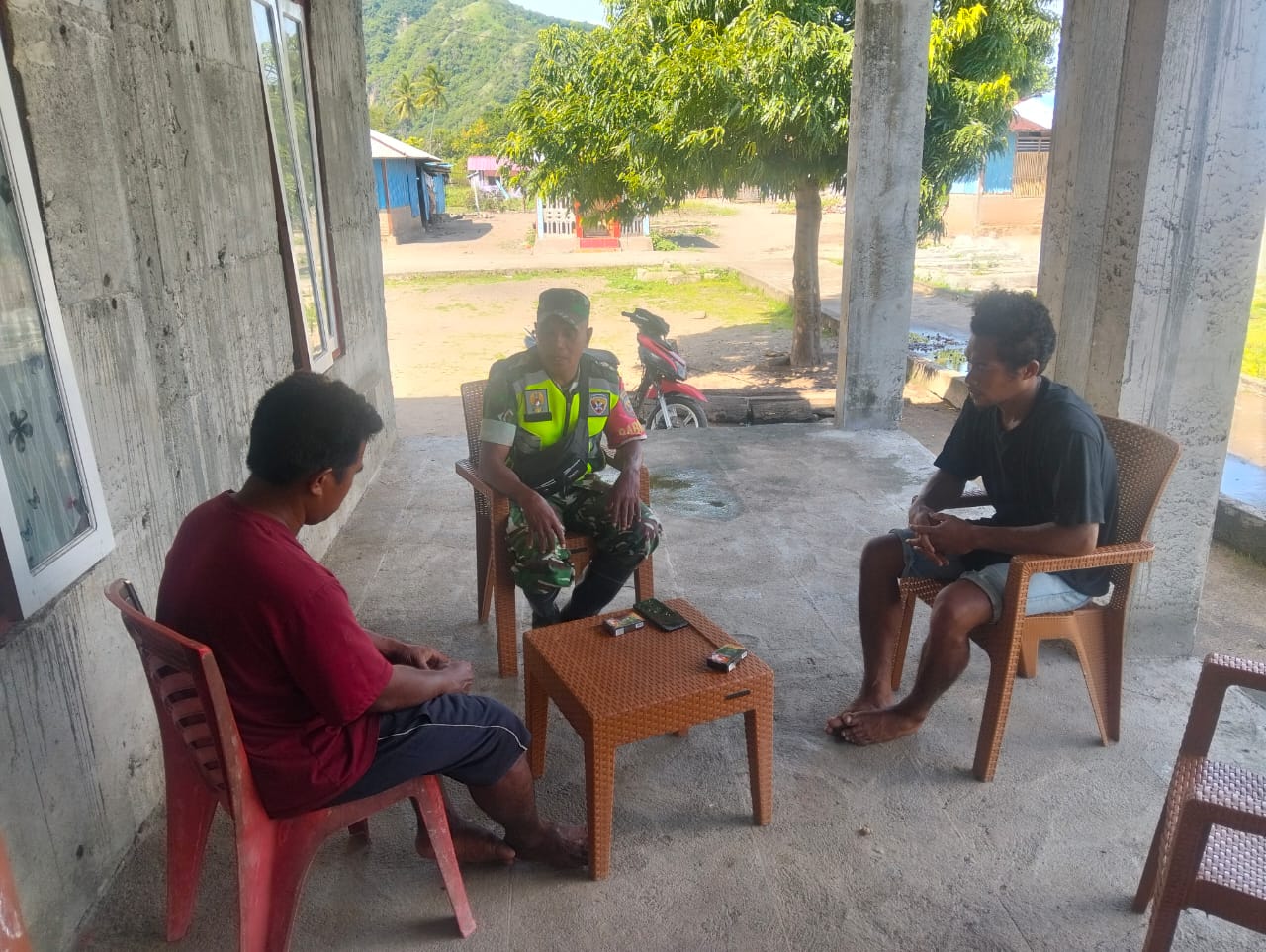 Hadir di Tengah Masyarakat, Babinsa Maurole Wujudkan Kemanunggalan TNI–Rakyat