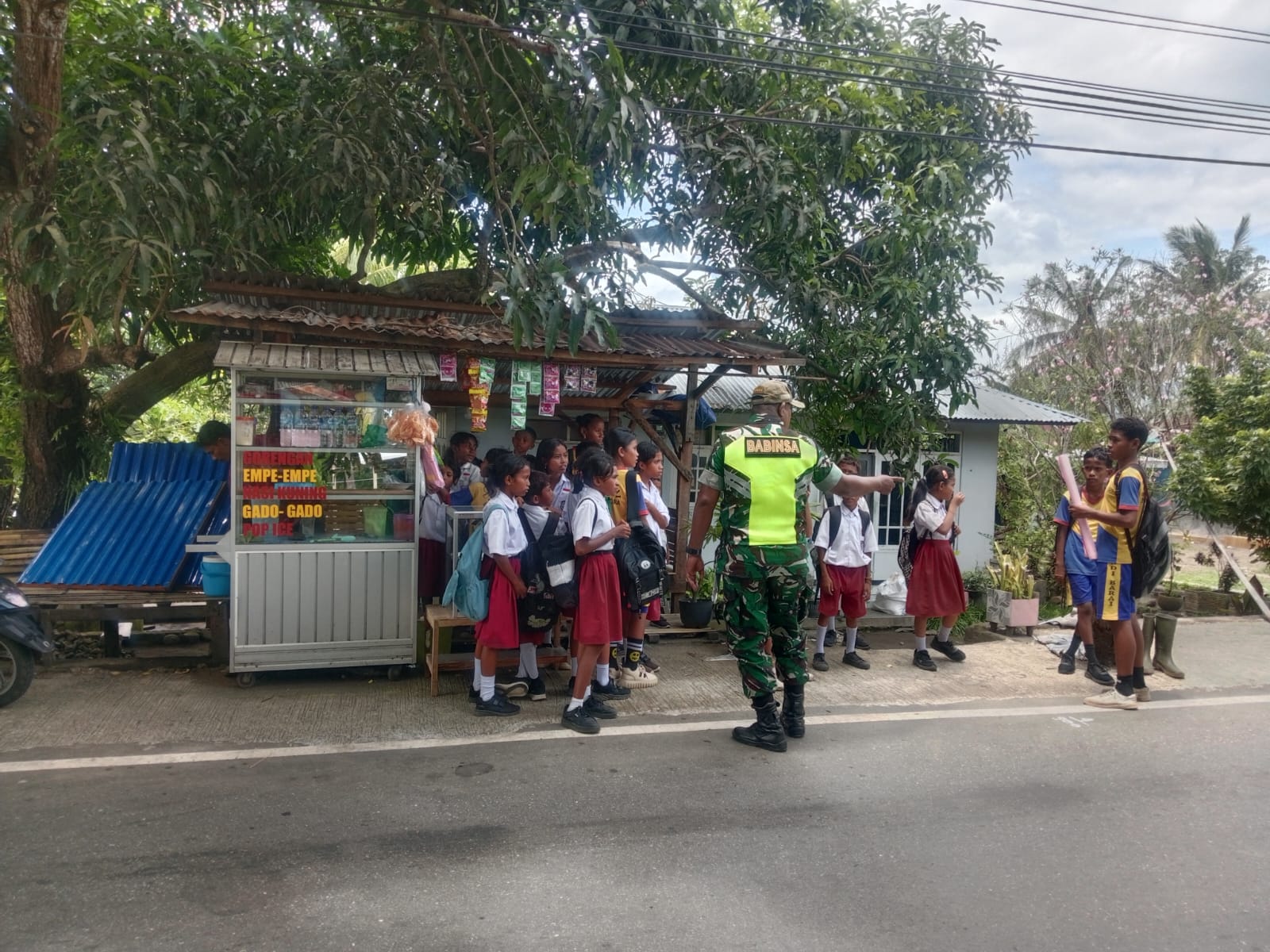 Hadirkan Rasa Aman, Babinsa Koramil Ende Laksanakan Pamwil di Dusun Puumbara