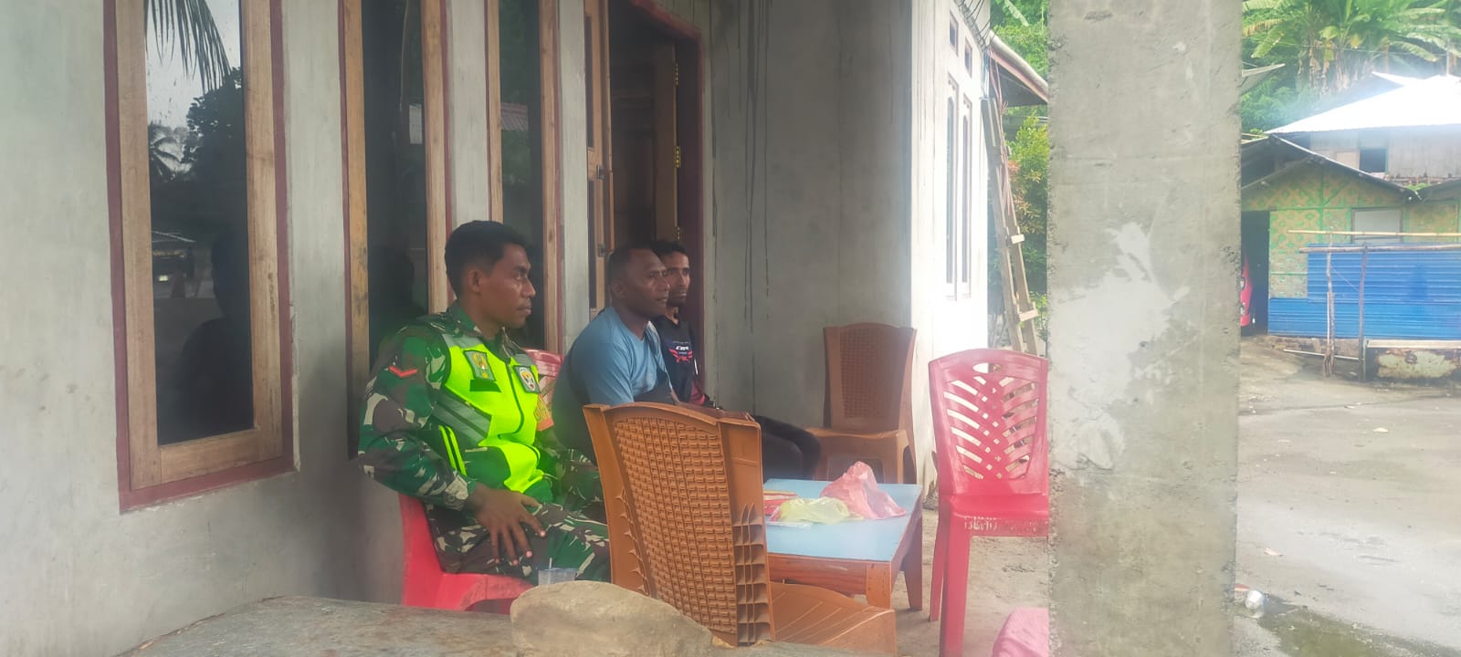 Babinsa Koramil Ende Bersama Bhabinkamtibmas Pantau Keamanan Wilayah Binaan