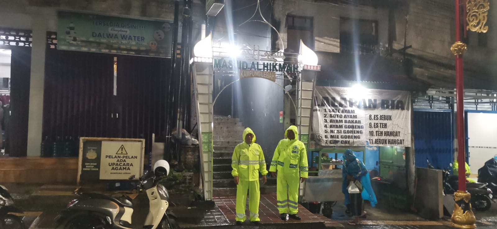 Personel Polsek Klungkung Amankan Peringatan Isra Mi’raj di Masjid Al Hikmah.