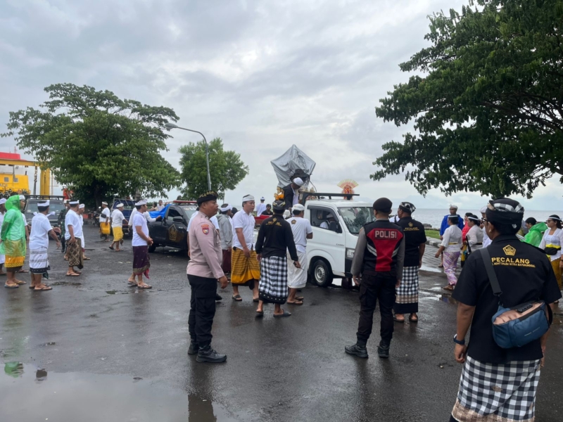 ​Nuansa Spiritual di Desa Batununggul: Sinergi Aparat dan Warga Jaga Kelancaran Upacara Ngiringan.