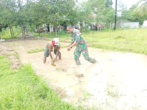 Bantu Petani, Anggota Satgaster Pos Halibete 2 Bantu Perbaiki Pematang Sawah