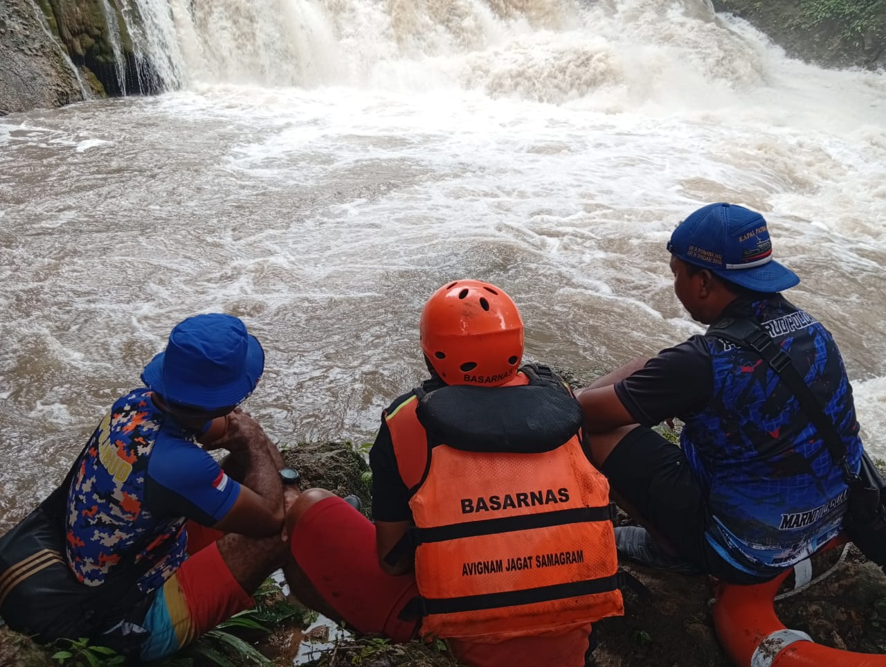 Koramil 1612-02/Reok Turut Andil dalam Pencarian Siswa SMP yang Tenggelam di Tiwu Pai