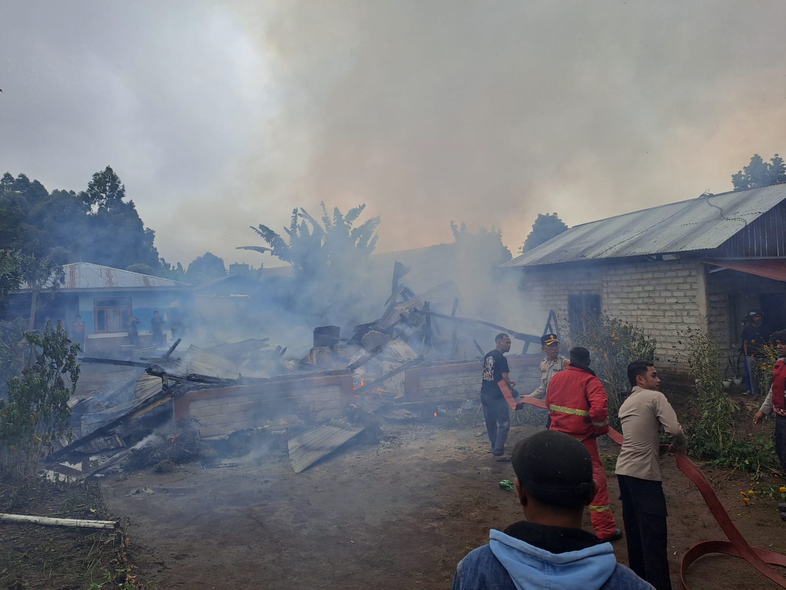 Babinsa Koramil 1612-01/Ruteng Sigap Bantu Padamkan Kebakaran Rumah Warga di Pau Ngawe