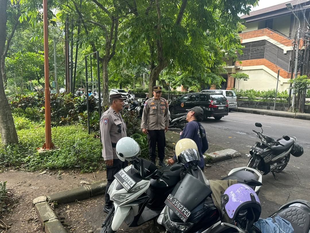 Satuan Binmas Polresta Denpasar Gelar Dialogis dan Himbauan Kamtibmas kepada Juru Parkir di Taman Kota Denpasar
