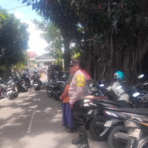 Bhabinkamtibmas Desa Dauh Puri Kaja, Polsek Denpasar Utara Laksanakan Pengamanan Kegiatan Sholat Jumat