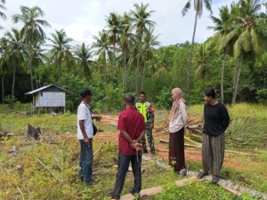 Babinsa Koramil 1602-04/Maurole Pantau Situasi Wilayah dan Bangun Komunikasi dengan Masyarakat