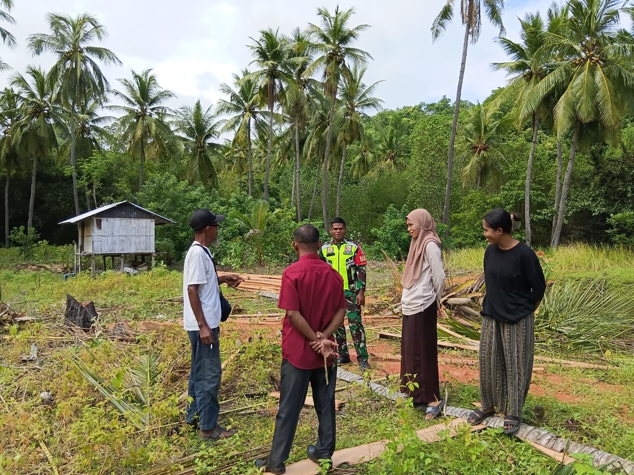 Babinsa Koramil 1602-04/Maurole Pantau Situasi Wilayah dan Bangun Komunikasi dengan Masyarakat