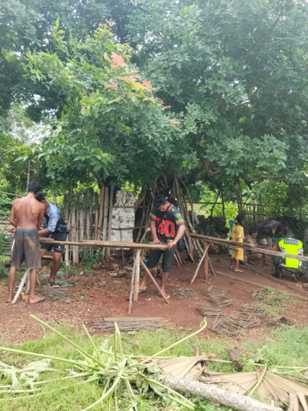 Monitoring Babinsa, Pekerjaan KDKMP Desa Oelua Berjalan Aman dan Lancar