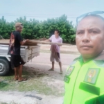 Babinsa Kodim 1627/RN Kawal Pendistribusian Material di Desa Nggodimeda