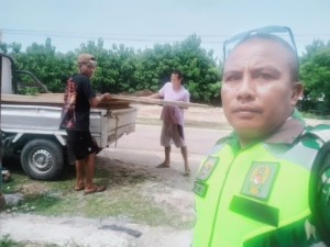 Babinsa Kodim 1627/RN Kawal Pendistribusian Material di Desa Nggodimeda