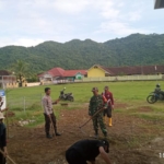 TNI dan Masyarakat Desa Lampok Bersinergi Bersihkan Gedung Serbaguna