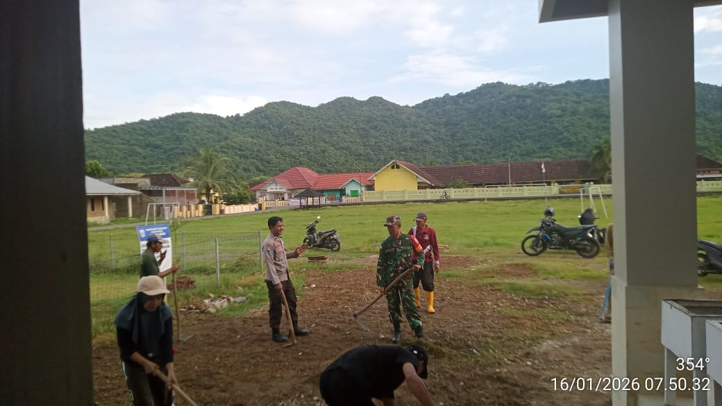 TNI dan Masyarakat Desa Lampok Bersinergi Bersihkan Gedung Serbaguna