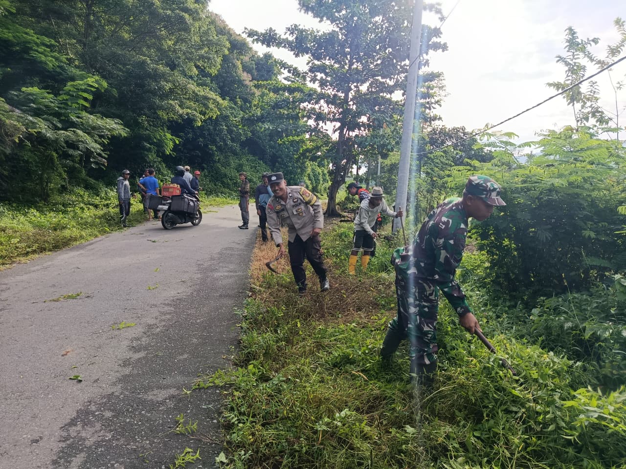Ciptakan Jalan Aman dan Bersih, Koramil Taliwang Gelar Gotong Royong