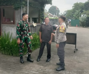 Kompak Bhabinkamtibmas Singakerta dan Babinsa Sambangi Hotel diwilayah Desa Binaan