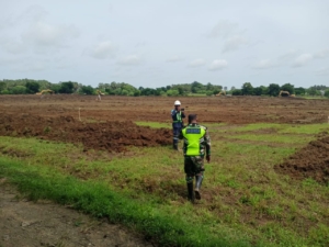 Babinsa Kawal Proyek Strategis Sentra Industri Garam Nasional di Rote Ndao