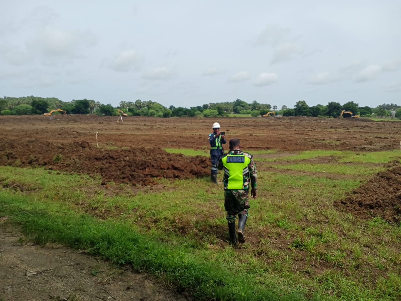 Babinsa Kawal Proyek Strategis Sentra Industri Garam Nasional di Rote Ndao