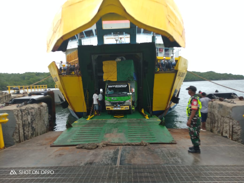 Babinsa Koramil 1627-02 Pantai Baru Pastikan Keamanan Pelabuhan ASDP Tetap Kondusif