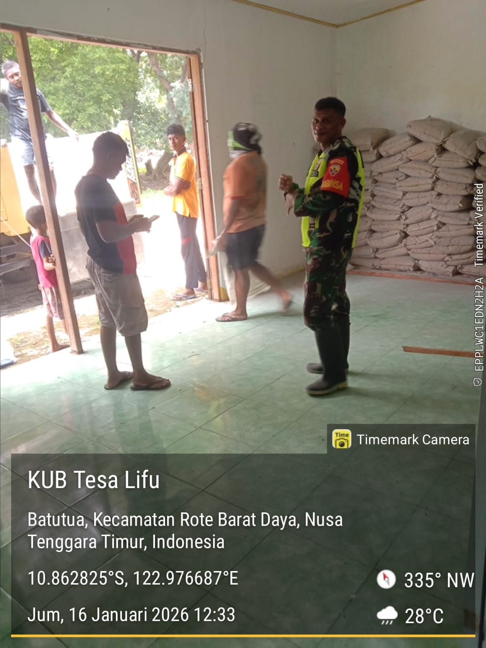 Penerimaan Material KDKMP Desa Sakubatun Berjalan Aman dengan Pendampingan Babinsa