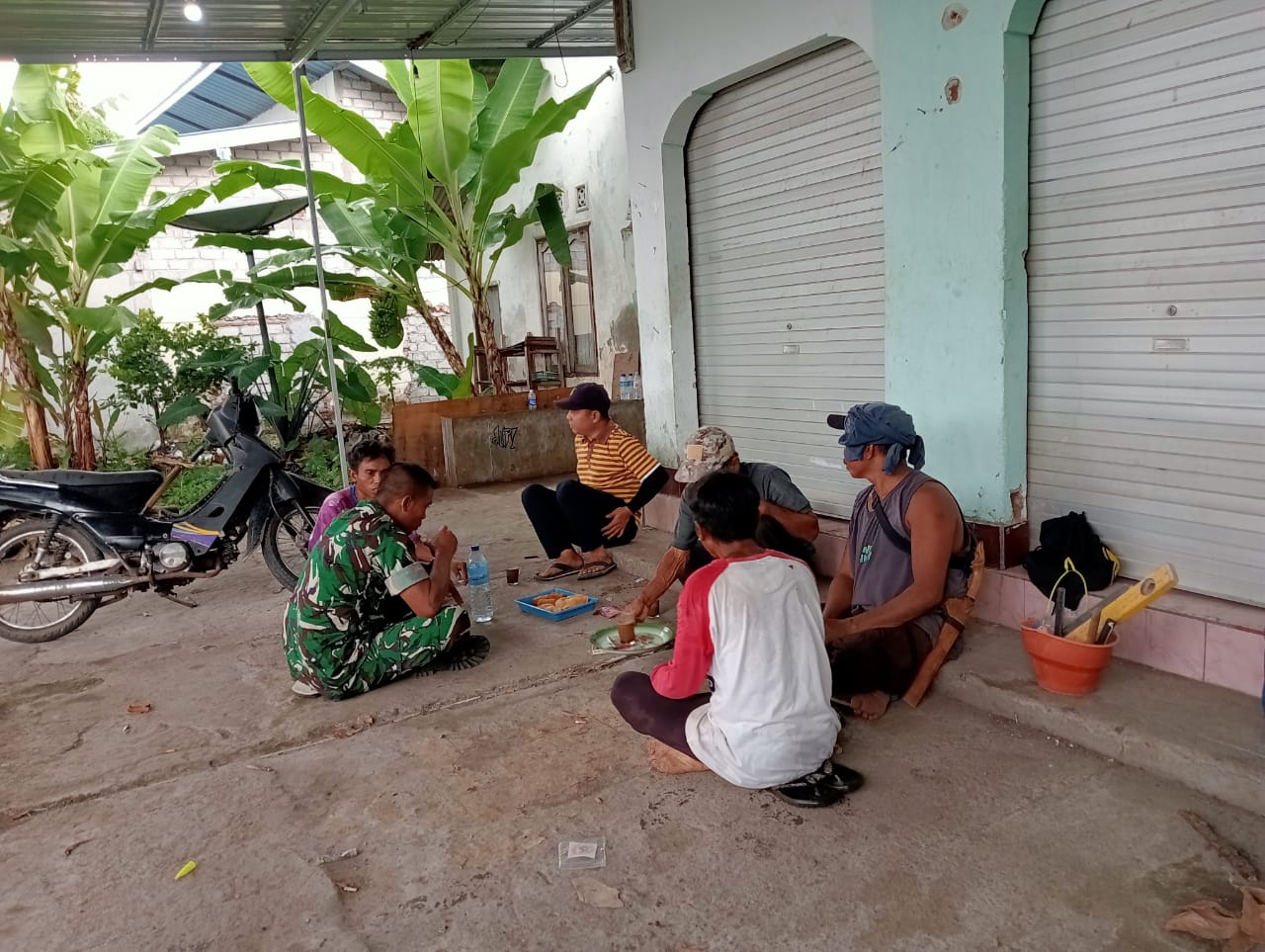 Babinsa Desa Sambelia Perkuat Sinergi dengan Warga Lewat Komsos di Dusun Barito