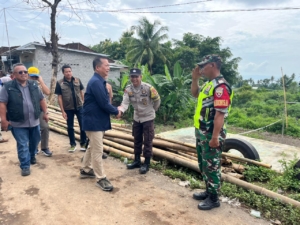 Jembatan Bailey Jadi Solusi Pemulihan Akses, Gubernur NTB Serahkan Bantuan untuk 68 KK