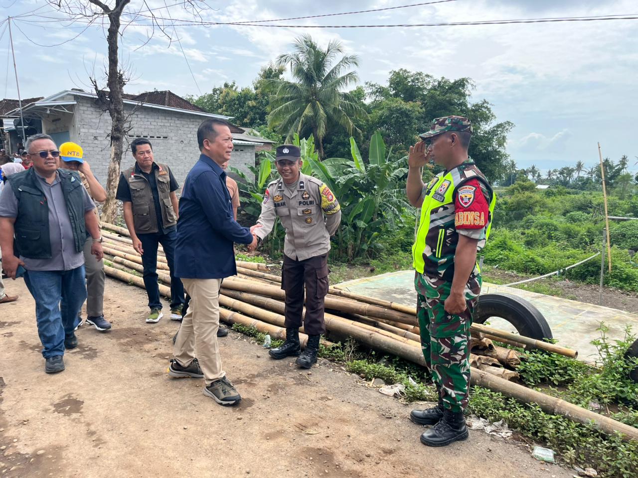 Jembatan Bailey Jadi Solusi Pemulihan Akses, Gubernur NTB Serahkan Bantuan untuk 68 KK