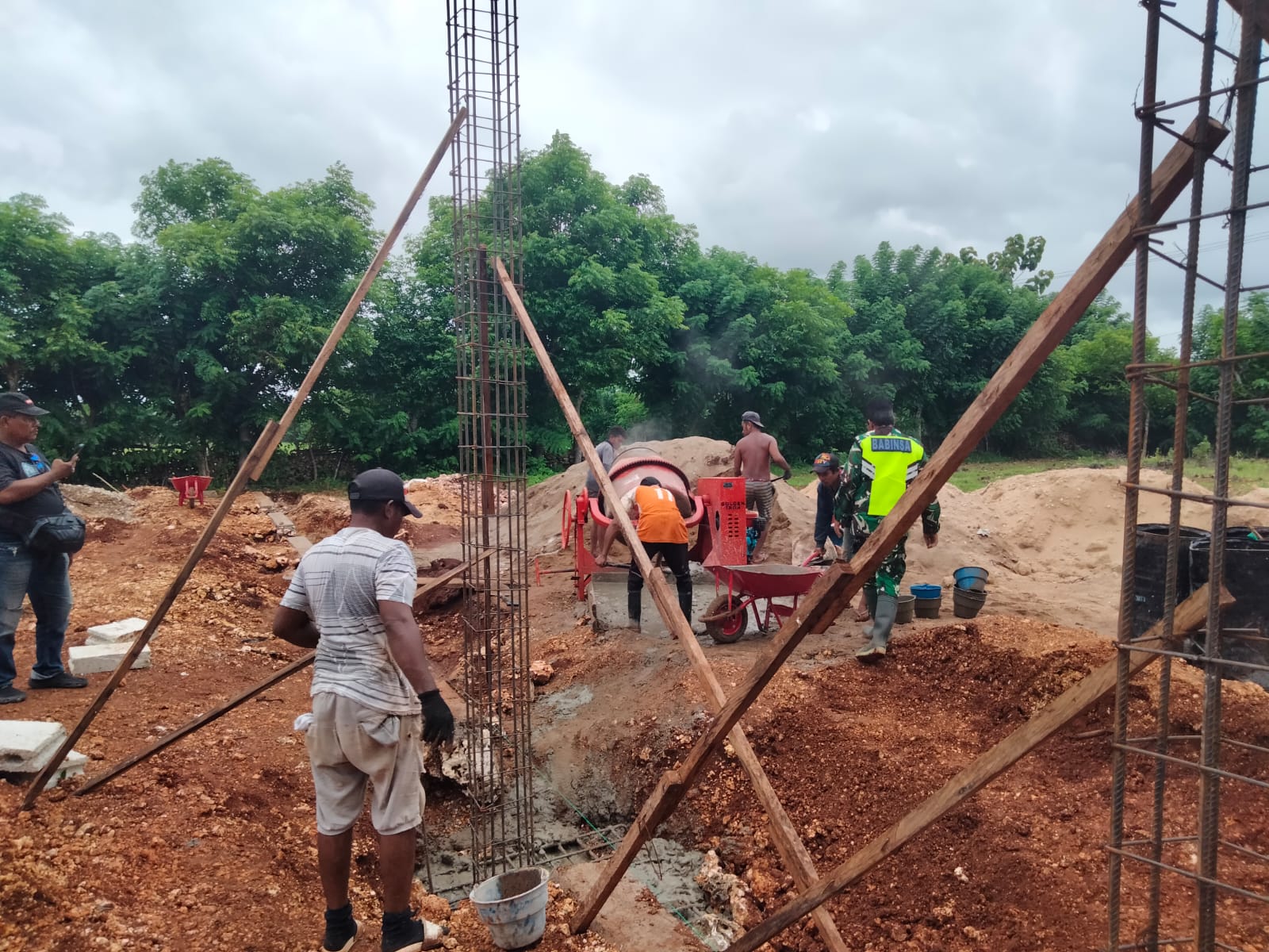 Cegah Penyimpangan, Babinsa Desa Lekunik Monitoring Pekerjaan KDKMP