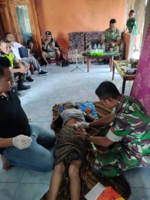 Dekat dengan Rakyat, Dandim 1627/Rote Ndao Gelar Aksi Peduli Sehat di Desa Nggodimeda