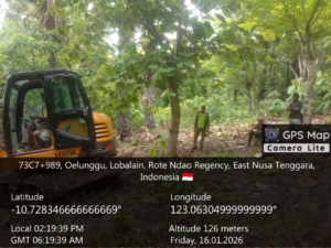 Babinsa Kodim 1627/Rote Ndao Pantau Pembersihan Lahan KDKMP Desa Oeleka