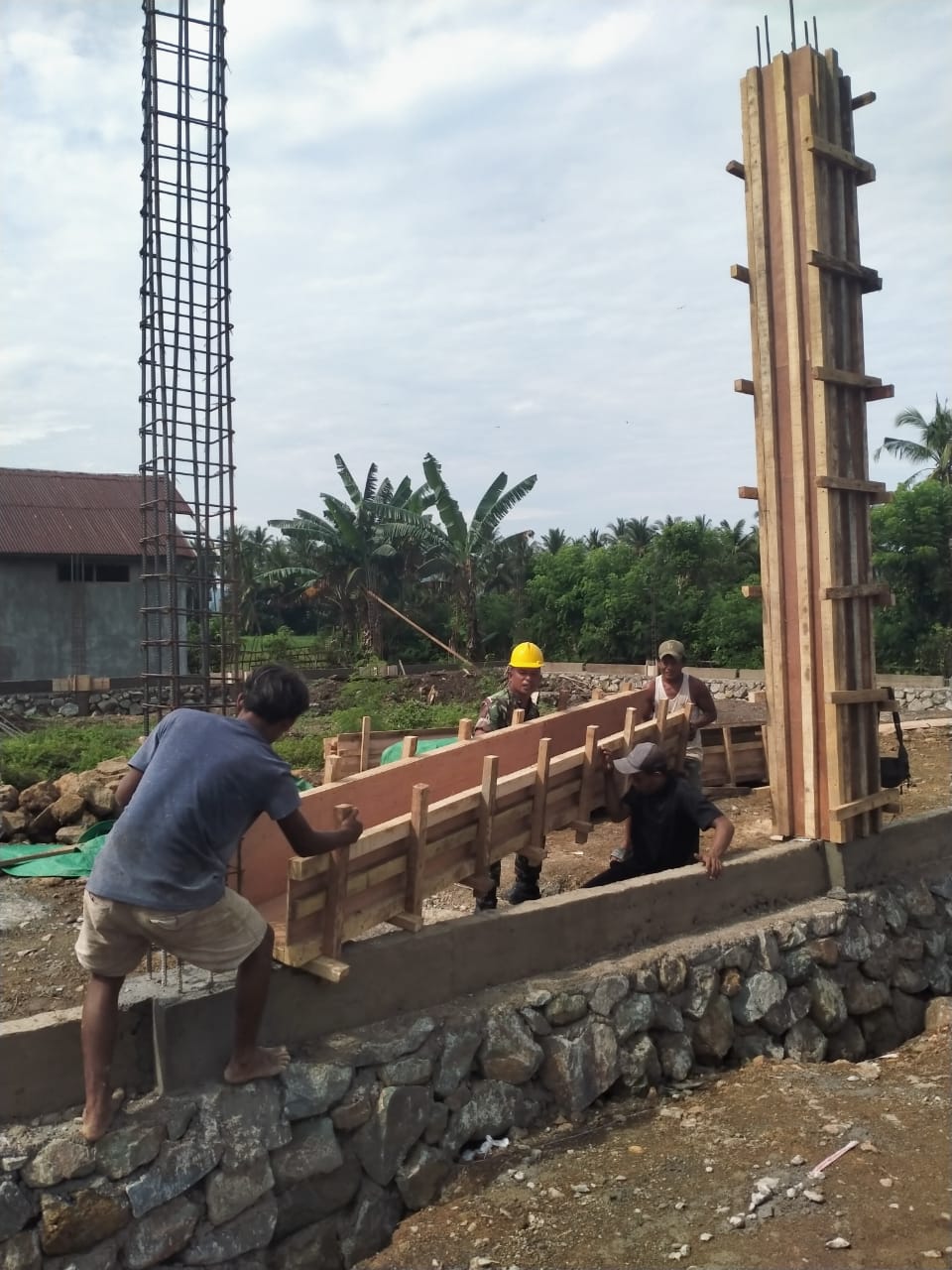 Pendampingan Babinsa Pastikan Pembangunan Koperasi Desa Rempe Berjalan Lancar