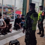 “Sinergi TNI dan Masyarakat Desa Naru Perkuat Pengawasan Pemukiman dan Tempat Nongkrong Anak Muda”