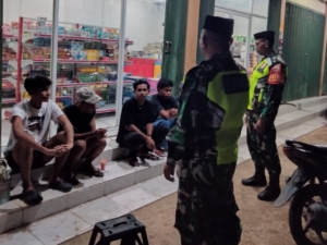 “Sinergi TNI dan Masyarakat Desa Naru Perkuat Pengawasan Pemukiman dan Tempat Nongkrong Anak Muda”