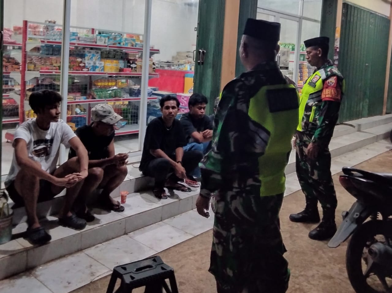 “Sinergi TNI dan Masyarakat Desa Naru Perkuat Pengawasan Pemukiman dan Tempat Nongkrong Anak Muda”