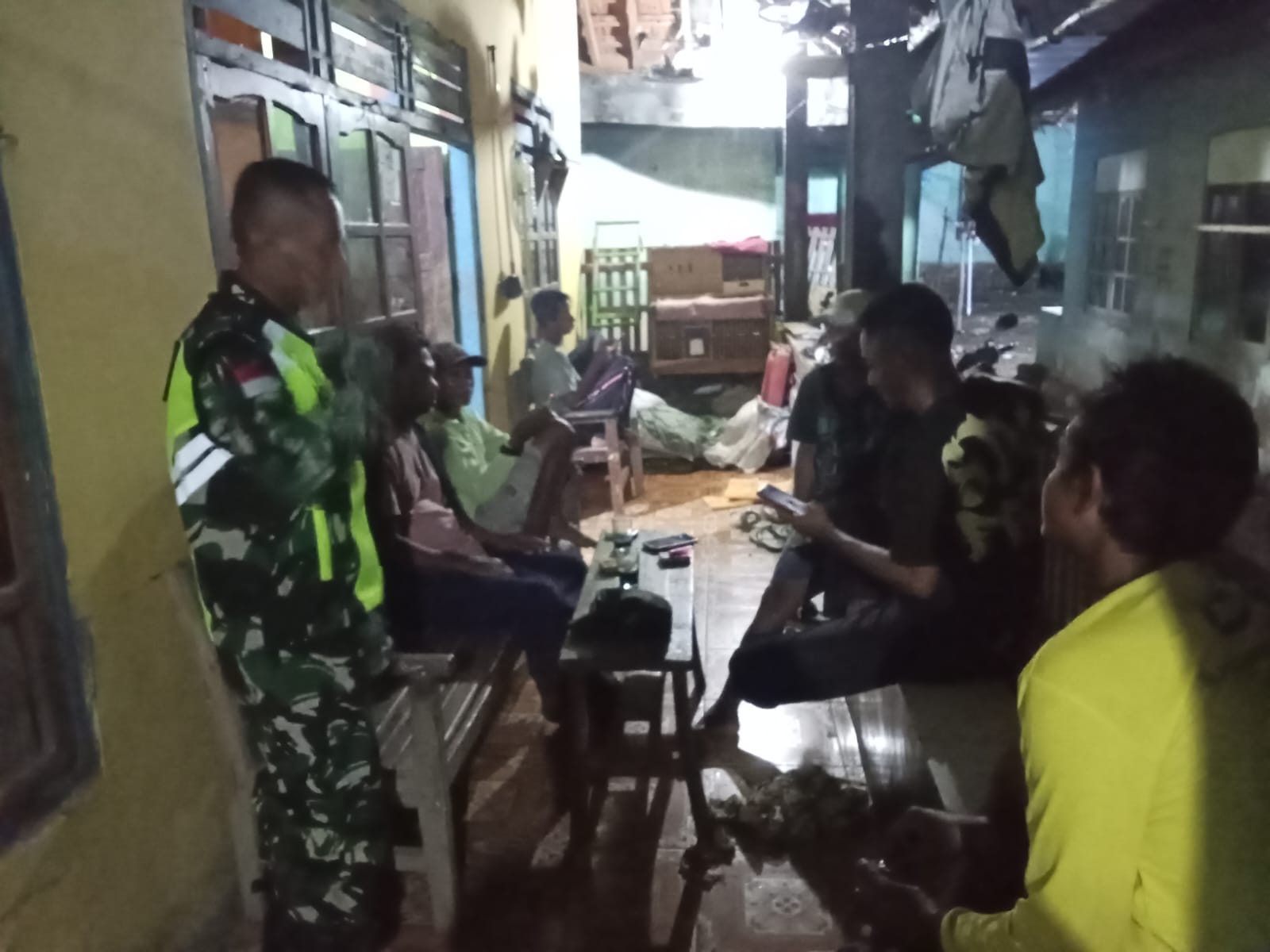 Babinsa Desa Woro Ajak Warga Vaksinasi Anjing untuk Cegah Rabies