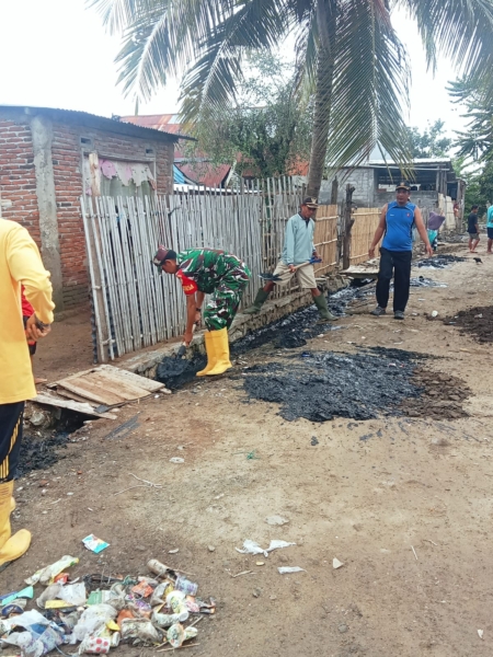 Kepala Desa Donggobolo Turut Serta Dukung Kegiatan Gotong-Royong