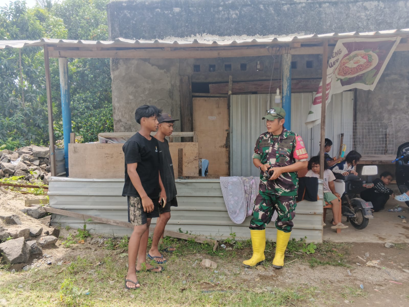 Dugaan Penjualan Barang PT Terungkap, Babinsa Serahkan Barang Bukti ke Polsek Sekongkang