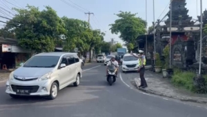Antisipasi Kepadatan Arus Lalu Lintas, Strong Point Sore Polsek Abiansemal Digelar Di Simpang Rawan