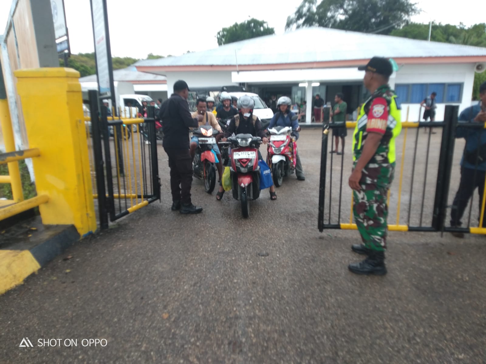 Serda Roni Riberu Laksanakan Pengamanan Keberangkatan KMP Kalibodri Tujuan Kupang