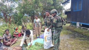 Satgas Yonif 743/PSY Dukung Kesejahteraan Mama Papua di Puncak Jaya Lewat Belanja Kasih