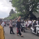 Bhabinkamtibmas Desa Bungbungan Bersinergi dengan Pecalang Amankan Kegiatan Mepeed.