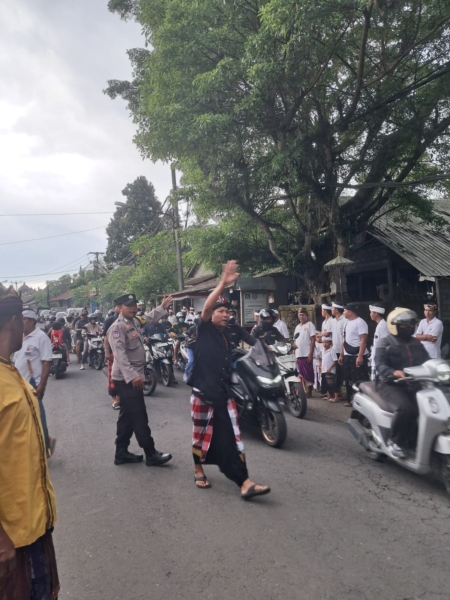 Bhabinkamtibmas Desa Bungbungan Bersinergi dengan Pecalang Amankan Kegiatan Mepeed.