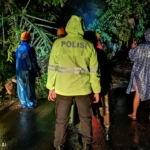 Polsek Dawan Bersama BPBD Tangani Pohon Tumbang di Desa Paksebali.