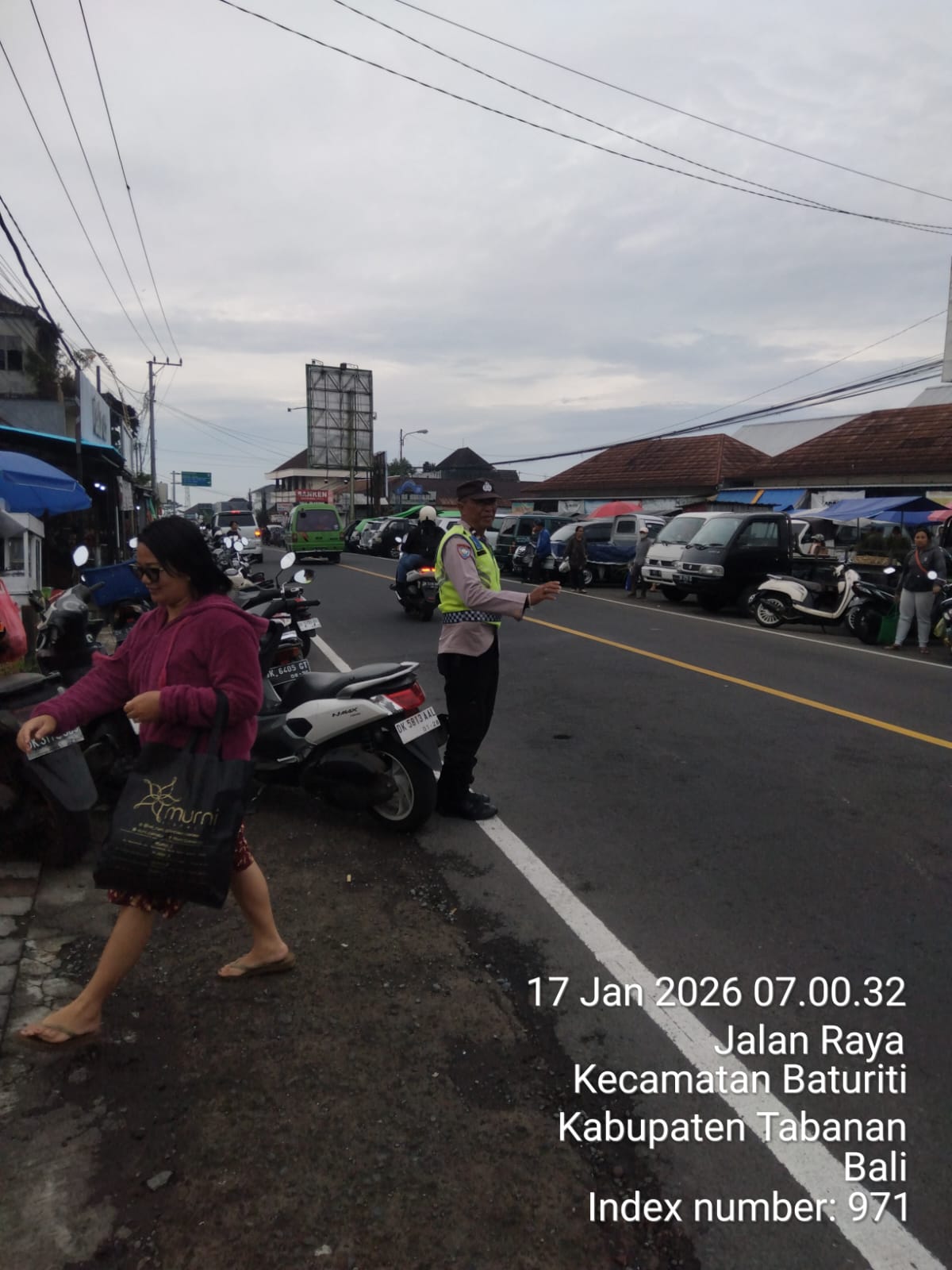 Strong Point Pagi Polsek Baturiti Pantau Arus Lalu Lintas di Simpang Pasar Baturiti