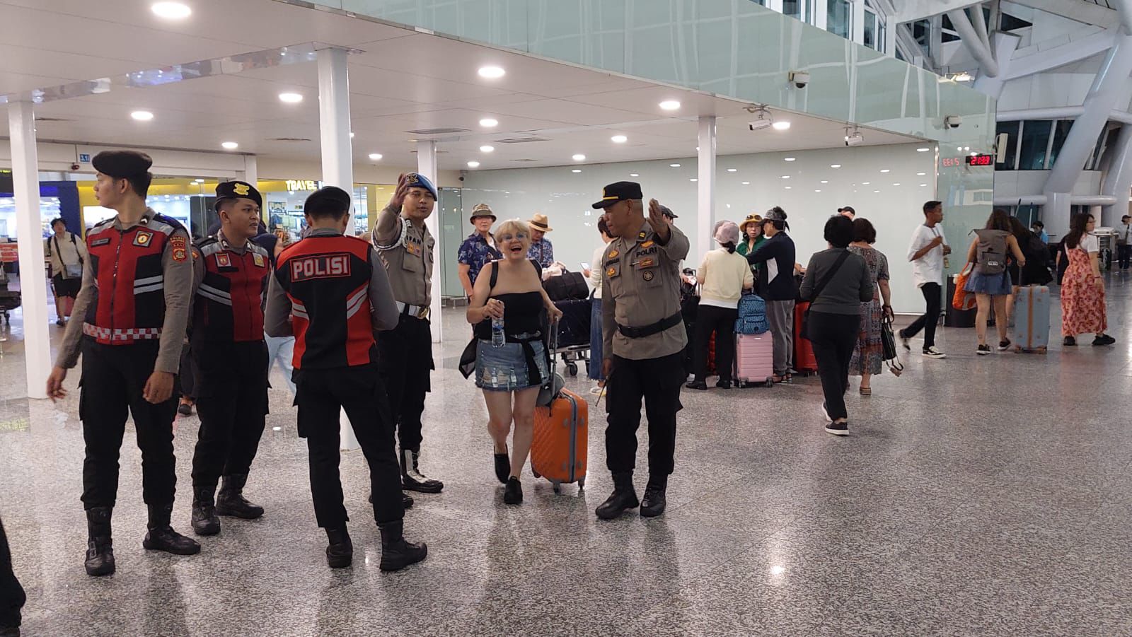 Ciptakan Rasa Aman, Polres Bandara Gelar Patroli Humanis di Area Terminal Internasional