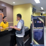 Gerakan Polantas Menyapa, Mendekatkan Polisi dengan Masyarakat di Loket Pelayanan SIM