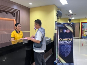 Gerakan Polantas Menyapa, Mendekatkan Polisi dengan Masyarakat di Loket Pelayanan SIM