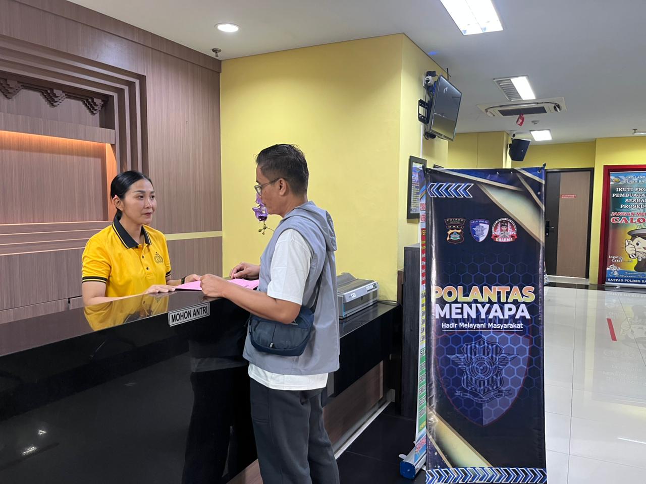 Gerakan Polantas Menyapa, Mendekatkan Polisi dengan Masyarakat di Loket Pelayanan SIM