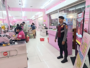 Ciptakan Rasa Aman, Personel Polsek Mengwi Laksanakan Patroli Dialogis di Pusat Perbelanjaan