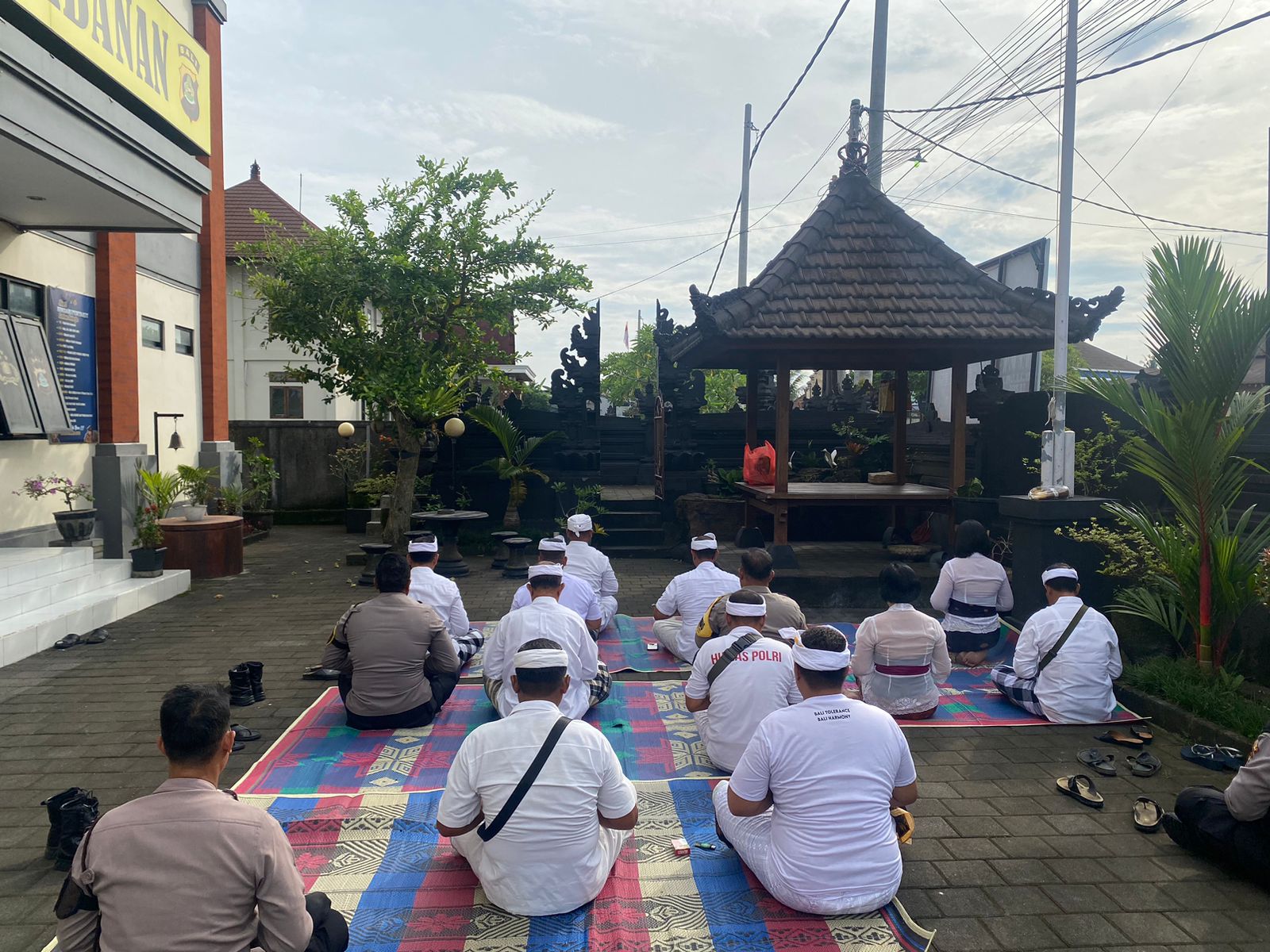 Tingkatkan Spiritualitas di Hari Suci Siwaratri, Kapolsek Tabanan Pimpin Persembahyangan Bersama di Padmasana Polsek