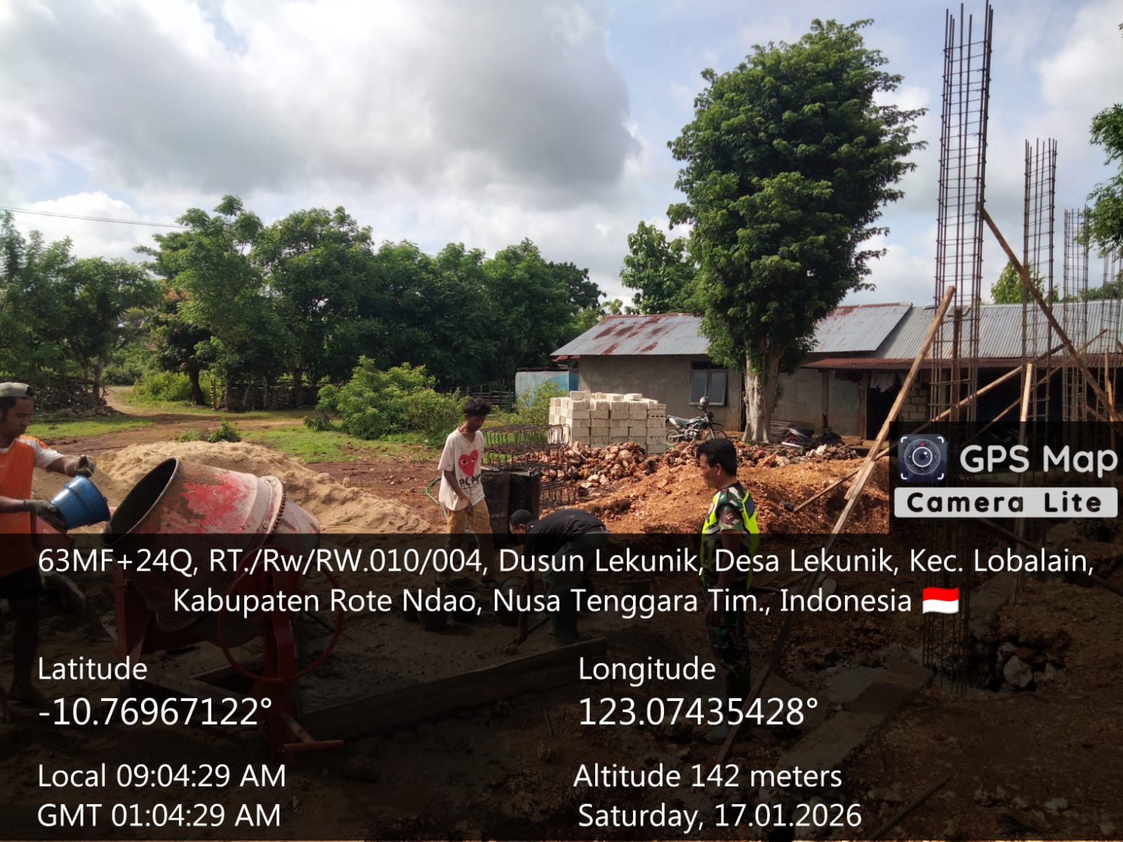 TNI Kawal Pembangunan Desa, Babinsa Pantau Pengecoran Pondasi KDKMP di Lekunik